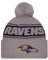 New Era Baltimore Ravens NFL 2024 Sideline Sport Knit Grau Bommelmütze - One-Size
