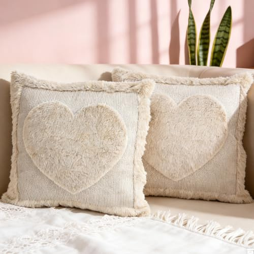 RumonZS Lot de 2 Housses de Coussin de Saint-Valentin 45×45 cm Housses Décoratives en Velours Beige avec Cœurs Motif 3D pour Canapé et Lit Anniversaire Mariage et Décoration de la Maison
