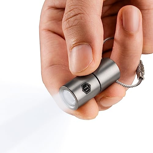KeyUnity KF03 Nano lampe de poche en titane, pile bouton LR44 100 lumens 5 W Lampe de poche porte-clés LED pour un transport quotidien (KF03 sablé)