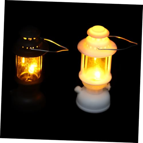 FIXOSHEE 2 Stück Miniatur Laternen LED Puppenhaus Deko Retro Öl Laternen Sanfte Beleuchtung Micro Landschaft Zubehör Vielseitig Für Puppenhaus