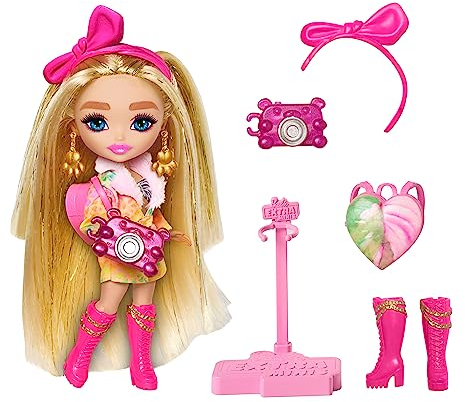 Barbie Extra Fly - Safari-Mode mit Tiermuster, pinkes Haarband Pfotenohrringe und Kamera, bewegliche Puppe mit Puppenständer, ca. 14 cm groß, für Kinder ab 6 Jahren, HPT56