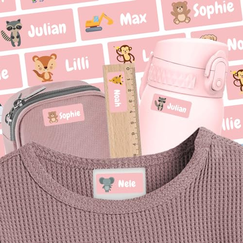 Etiketten selbstklebend mit Motiv & Name (81 Sticker) – Namensetiketten für Bügeletiketten, Textiletiketten und Co – Geeignet für die Waschmaschine, Spülmaschine, Geschirrspüler – 30 x 13 mm