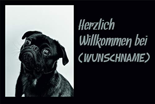 Crealuxe Fussmatte mit Wunschtext/Wunschname Herzlich Willkommen - Motiv Mops - 60x40 cm - Gummi Rückseite/rutschfest - Filzoberfläche - Bedruckte Türmatte - Innenmatte - Schmutzmatte