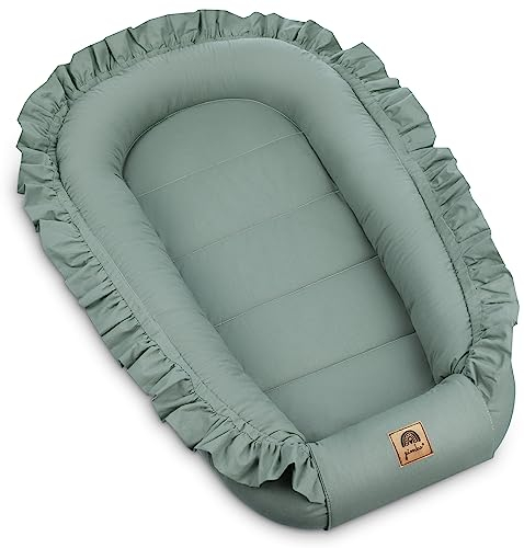 PIMKO Babynest mit rüschen Babynestchen für Baby Kuschelnest Babykokon für Säuglinge und Neugeborene 100% Baumwolle Nestchen geeignet für Zuhause 55 x 90 cm (Pistazie mit Klappe)