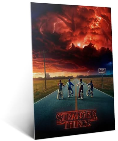 Displate Offiziell Stranger Things Museum MetallPoster Magnetische Befestigung Inklusive Lizenziert Bilder Hochwertiges Poster Posters S1 - Stranger Things S1 Boys 45 cm x 32 cm