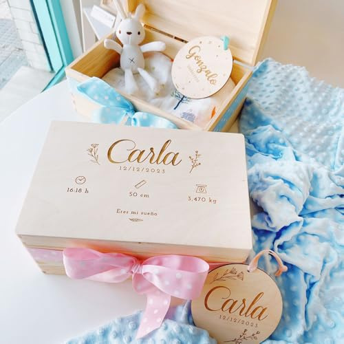MONAMI - Caja de nacimiento con los datos del bebé, Caja natalicio personalizada. Madera de Pino grabada, Medidas 30x20x13 cm. Varios modelos a elegir, color de cinta y extras para completar tu caja