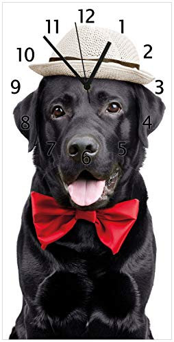 Wallario Design-Wanduhr Schwarzer Labrador Retriever mit roter Fliege und Mütze aus Glas, Motiv-Uhr Größe 30 x 60 cm, Schwarze Zeiger