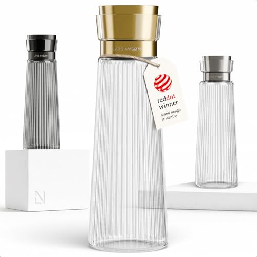 LARS NYSØM Vattenkaraff 1l med Integrerad Sil i Rostfritt Stål | Elegant Glaskaraff & Kanna för Juice, Lemonad | Modern Räfflad Vattenkanna för Vardag & Gäster (Pure/Gold, 1000ml)