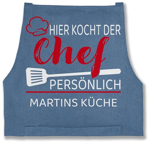 Geschenk mit Namen personalisiert by Shirtracer - Schürze - Kochschürze Herren Männer - Hier kocht der Chef persönlich mit Name I Geschenk Kochen I Hobbykoch