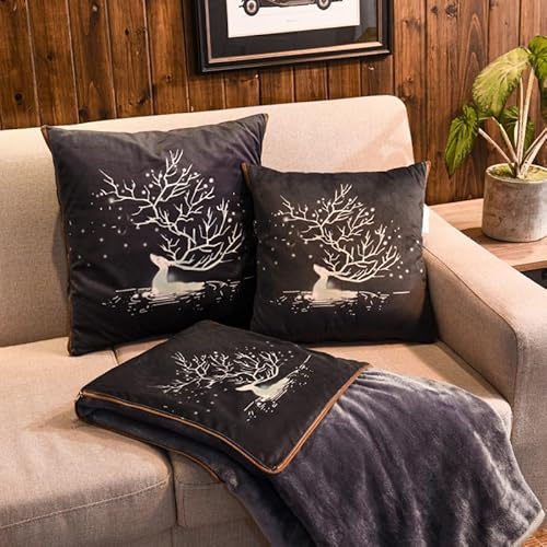 Surwin Couverture en Flanelle et Oreiller 2 en 1, Couverture de Voyage, Plaids Imprimé Renne Super Douce, Convertible en Coussin, Adapté aux Voitures, Bureaux, Avions (110x150cm,Rêve)