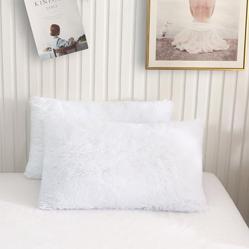 XeGe 2 x flauschige Kunstfell-Kissenbezüge, weicher Plüsch, zottelig, weiß, Standardgröße, dekorativer langer Kissenbezug für Bett, Couch, Sofa, mit Reißverschluss, 50 x 75 cm, Weiß, 2 Stück