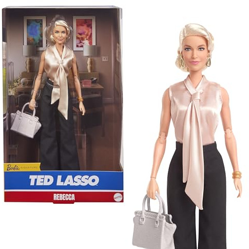 BARBIE Rebecca Welton - Sammelpuppe, Ted Lasso Kollektion, champagnerfarbene Bluse, maßgeschneiderte Hose, goldfarbene Ohrringe, Handtasche, für Kinder ab 3 Jahren, HJW93