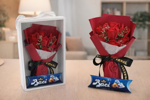 Rose Eterne in Scatola a Borsetta con 3 Cioccolatini Baci al Latte – Bouquet di Rose Artificiali, Idea Regalo Romantica per Fidanzata, San Valentino, Anniversario, Compleanno