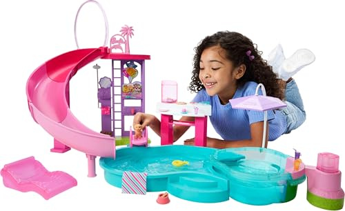 Barbie Coffret Piscine de Rêve avec 6 espaces de Jeu, Dont Un Toboggan et Un Jacuzzi, Plus de 20 Accessoires Dont Un Animal de Compagnie, des bouées et Bien Plus Encore, JFP01