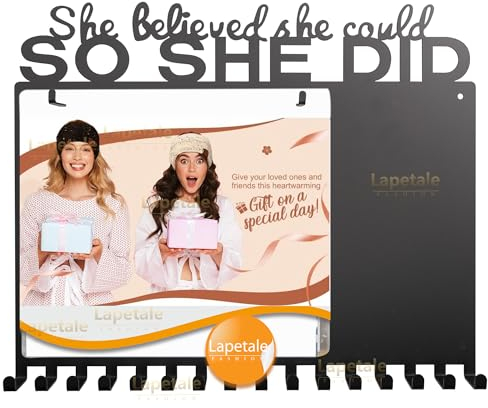 Lapetale Fashion Lätzchen und Medaillen-Display mit Aufschrift She Believed She Could So She Did, Marathon-Medaillenaufhänger und Läufer-Medaillenaufhänger, Lätzchen, Laufmedaillenaufhänger