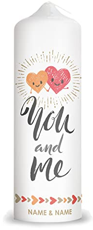 GRAVURZEILE Paarkerze You and Me mit Namen - Hochwertige Stumpenkerze 250/80 mm brilliant bedruckt - Personalisiertes Liebesgeschenk für Frau & Freundin - Geburtstags & Valentinstags Geschenk für Sie