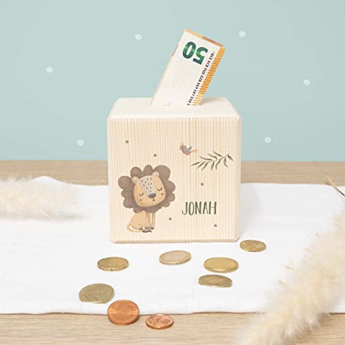 Spardose Personalisiert mit Namen aus Holz - 10x10cm Holzspardose - Geschenk zur Geburt, Geburtstag, Einschulung, Taufe - Sparschwein Aquarell Motiv für Jungen & Mädchen hellomini (Löwe)
