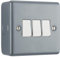 BG Electrical MC543 Interrupteur mural triple avec boîtier de montage, 2 voies, résistant aux rayures, profil plat industriel, plaqué métal, gris, 20 A, 16AX, MC543