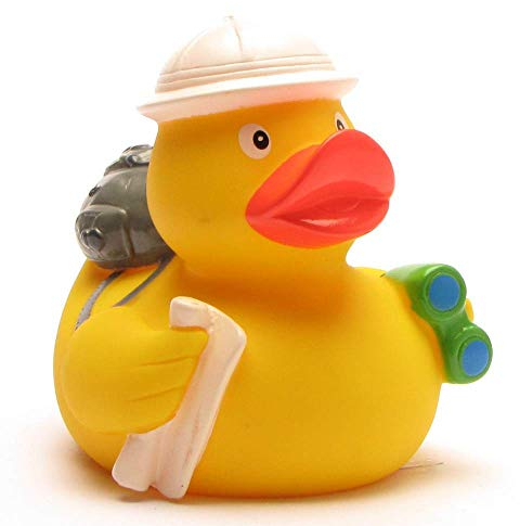 DUCKSHOP I Badeente Weltenbummler I Quietscheente I L: 7,5 cm I inkl. Quietscheentchen-Schlüsselanhänger im Set I Geschenk für Backpacker I Geschenk für Weltenbummler I Souvenir I Sammler