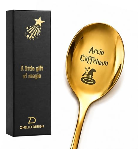 Zinello Design Regalo Original para Amantes del Café, Cucharilla Dorada Grabada “Accio Caffeinum”, Regalo Mágico para Hombre Mujer, Acero Inoxidable 18/10, Caja Regalo