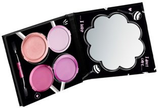 Essence I want candy scented lipgloss palette with Cupa Chups cherry scent Nr. 01 i don't care, i lolly! Inhalt: 4 Lipglosse, 1 Duo Applikator und 1 Spiegel. Lippenset für strahlend schöne Lippen.