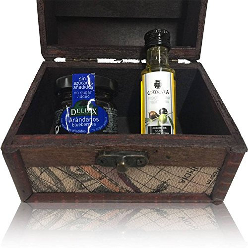 Baúl de madera con decoración de mapas con tarrito de mermelada de arándanos y botella miniatura de Aceite de OlivaLa Chinata (Pack 24 ud)