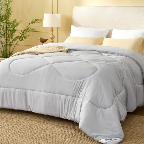 BEDLORE Bettdecke 140x200cm, Atmungsative Ganzjahresdecke ohne Bezug(Grau) | Temperierend, Weiche Mikrofaser, Verrutschsichere Steppung, OEKO-TEX Zertifiziert, 4 Ecklaschen, Waschbar & Trocknergeeignet
