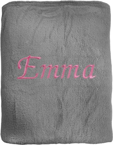 KDO MAGIC - Personalisierte Decke - Gestickter Vorname - Fleecedecke Bestickt - 125x130 cm - Geschenkidee für den Muttertag, Weihnachten (Grau) | Geschenkidee | Fleecedecke | Personalisieren | viele Farben | Geburtstag | Weihnachten | Muttertag | Mama | Oma