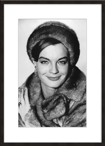 artissimo gerahmtes Poster 50x70 cm Romy Schneider PE6584-SC – Schwarz-Weiß Bild mit Rahmen, Kunstdruck mit Passepartout, Hollywood Stars Wandbild Vintage Hochformat