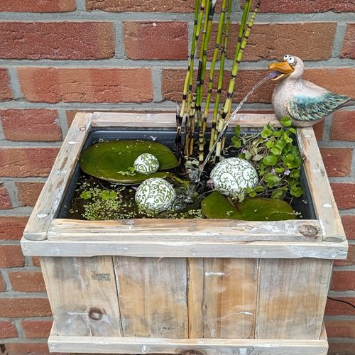 Storm's Gartenzaubereien Miniteich Set mit Holzkiste und Wasserspeier mit Pumpe 230V - Möwe - Schwimmkugeln 3er Set - Maritime Deko für Garten, Terrasse und Balkon