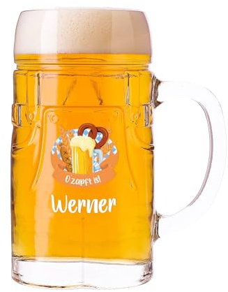 Herz & Heim® Personalisierbarer Bierkrug in Lederhosen-Optik – 0,5 l Glaskrug mit Namensaufdruck – Bayrische Motive – Bierglas im Trachtenstil – Geschenkidee für Volksfeste (O´zapft)
