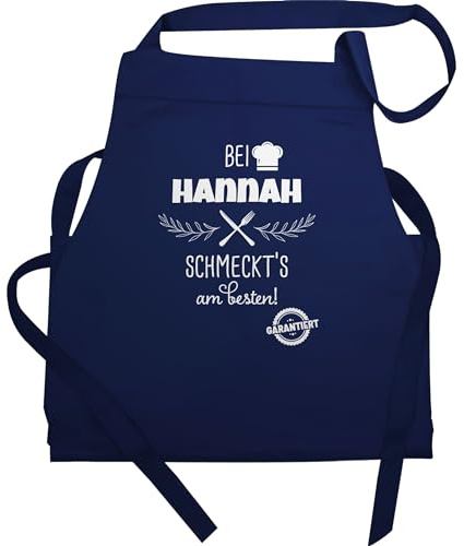 Geschenk mit Namen personalisiert by Shirtracer - Schürze - Kochschürze - Bei Name schmeckts am besten I Geschenk Kochen Oma I Mama I Opa I Papa