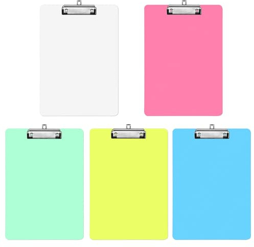 Lot de 5 porte-blocs A4 en plastique avec porte-stylo, planchettes à pince en acrylique avec clip à profil bas en plastique coloré à profil bas (30,5 x 22,3 cm)