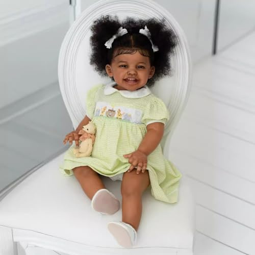 MineeQu 60CM Süße lächelnde Wurzel lockiges Haar Lebensechte Reborn Baby Mädchen Puppendie echt Aussehen und Sich echt anfühlenRealistischee Neugeborene Kleinkind Sammlerpuppe in dunkelbrauner Haut