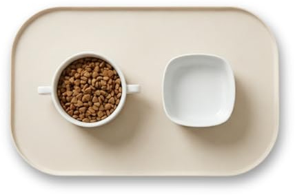 Skålunderlägg hund, BPA-fri silikonmatta med kant gummi hundskålsunderlägg för mat- och vattenskålar, rektangulär snygg minimalistisk husdjursmatta, 44L x 27B x 1H cm rymmer två hundskålar (beige)