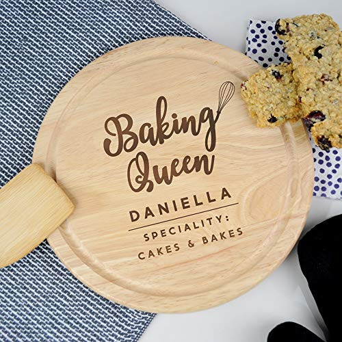 eBuyGB Personalised Serving Board, Baking Queen Cake Stand, Wooden Round Chopping/Cutting Board, Fun Baking Gift, Cooking, Kitchen Gifts for Her, Women