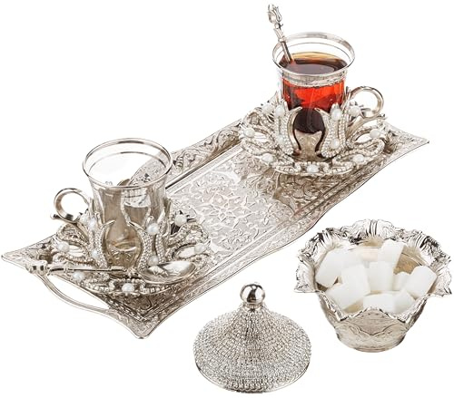 DEMMEX Juego de servir té y café turco para 2, 2 vasos, soportes de vidrio de metal, platillos, cucharas, azucarero y bandeja, grabado, bandeja de 12 x 5 pulgadas, capacidad de 3.3 onzas líquidas