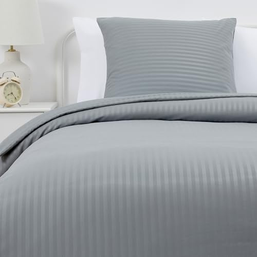 Amazon Basics Parure de Lit 1 Personne 2 Pièces en Microfibre, Housse de Couette 135 x 200 cm et 1 Taie d'oreiller 65 x 65 cm, Gris Foncé Rayé