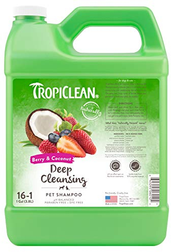 TropiClean - Reinigendes & feuchtigkeitsspendendes Hunde- und Katzenshampoo - Hergestellt aus natürlichen Inhaltsstoffen - Beere & Kokosnuss, 3,8 L