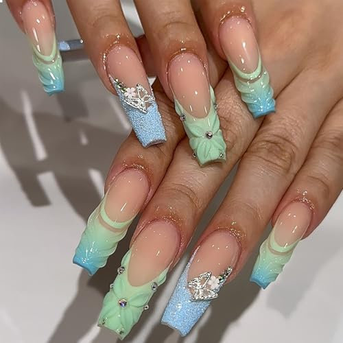 GlamRays 24 Pièces Long 3D Ongles Pressés Carrés Faux Ongles Vert Bleu avec Papillons Fleurs avec Charme Ongles Acryliques Brillant Couverture Totale Fait Main Faux Ongles Pailletté French