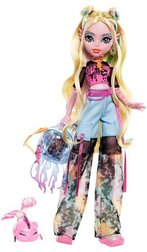 Monster High Poupée Lagoona Blue Poupée habillée d’un t-shirt en maille et pantalon cargo, comprend son poisson de compagnie Neptuna et des accessoires comme un sac à dos, HXH75