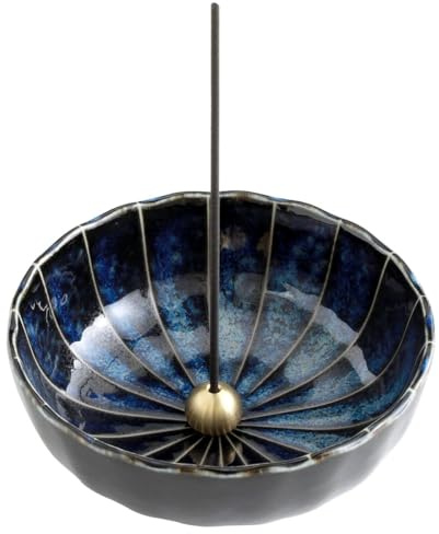 Asayu Japan Porte Encens Lotus en Céramique avec Brûleur d'Encens en Laiton pour Bâtonnets de 105mm, Cônes, Encensoir Traditionnel Fabriqué au Japon, Couleur Bleu Marine Foncé, Minimaliste