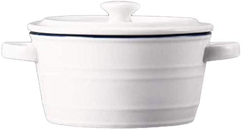 Plats de cocotte en céramique blanche, four sur la table servant des ramequins avec couvercle, plat de cuisson pour le petit déjeuner, dessert, œuf cuit à la vapeur, pudding, gâteau, blanc