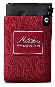 Matador Pocket Blanket - Rot (Sitzplätze 2-4); Ultraleicht Picknickdecke mit Pflöcken; Faltbare Picknickdecke für Trockenes Sitzen; Stranddecke Sandfrei & Wanderdecke für Konzert, Wandern, Camping