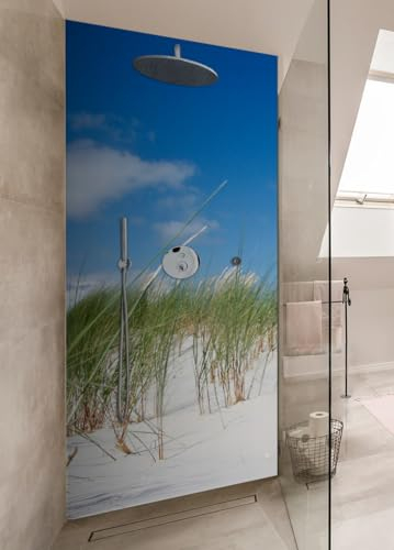Wallario Selbstklebende Duschrückwand 70 x 190 cm mit Motiv Düne am Strand unter blauem Himmel - Wandverkleidung Fließenersatz mit Hochglanzlaminat in Glasoptik