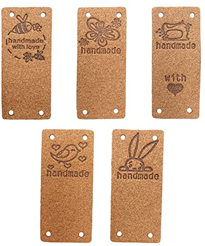 50 Stück PU Leder Label Handmade Tag Label Handmade Tags Button mit Löchern Geprägte Tag Verschönerung Stricken DIY für Jeans Taschen Schuhe Hut Handwerk, Stricken und Häkeln (5 Styles, Dunkelbraun)