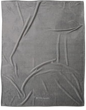 TOM TAILOR Wellsoft Decke, 150x200 cm, 100% Polyester/ Wellsoft, gesäumt mit Logostickerei, WELLSOFT BLANKET Grau (Moody Grey)