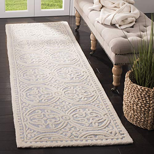 SAFAVIEH Traditionell Teppich für Wohnzimmer, Esszimmer, Schlafzimmer - Cambridge Collection, Kurzer Flor, Hellblau und Elfenbein, 76 X 244 cm