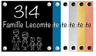 Plaque Gravée Pour Maison Famille Personnalisable Avec Votre Nom de Famille et N° de Maison - Dimensions 15 x 15 Cm - Coloris Noir Avec Écriture Blanche - Famille Avec Deux Garçons