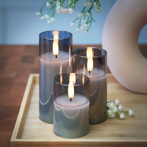 Festive Lights Echtwachs LED Kerze mit 3D-Echtflammen-Effekt – unglaublich echte Flamme mit brennenden Dochteffekt, batteriebetrieben Grau im getönten Glas, Mini 3er Pack (7,5cm/10cm/12,5cm)